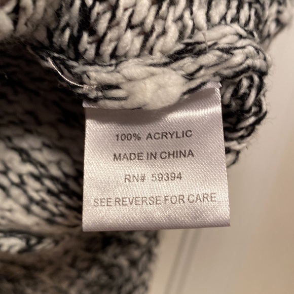 NWOT Studio A Black & White Sweater…size 2X - Picture 4 of 4